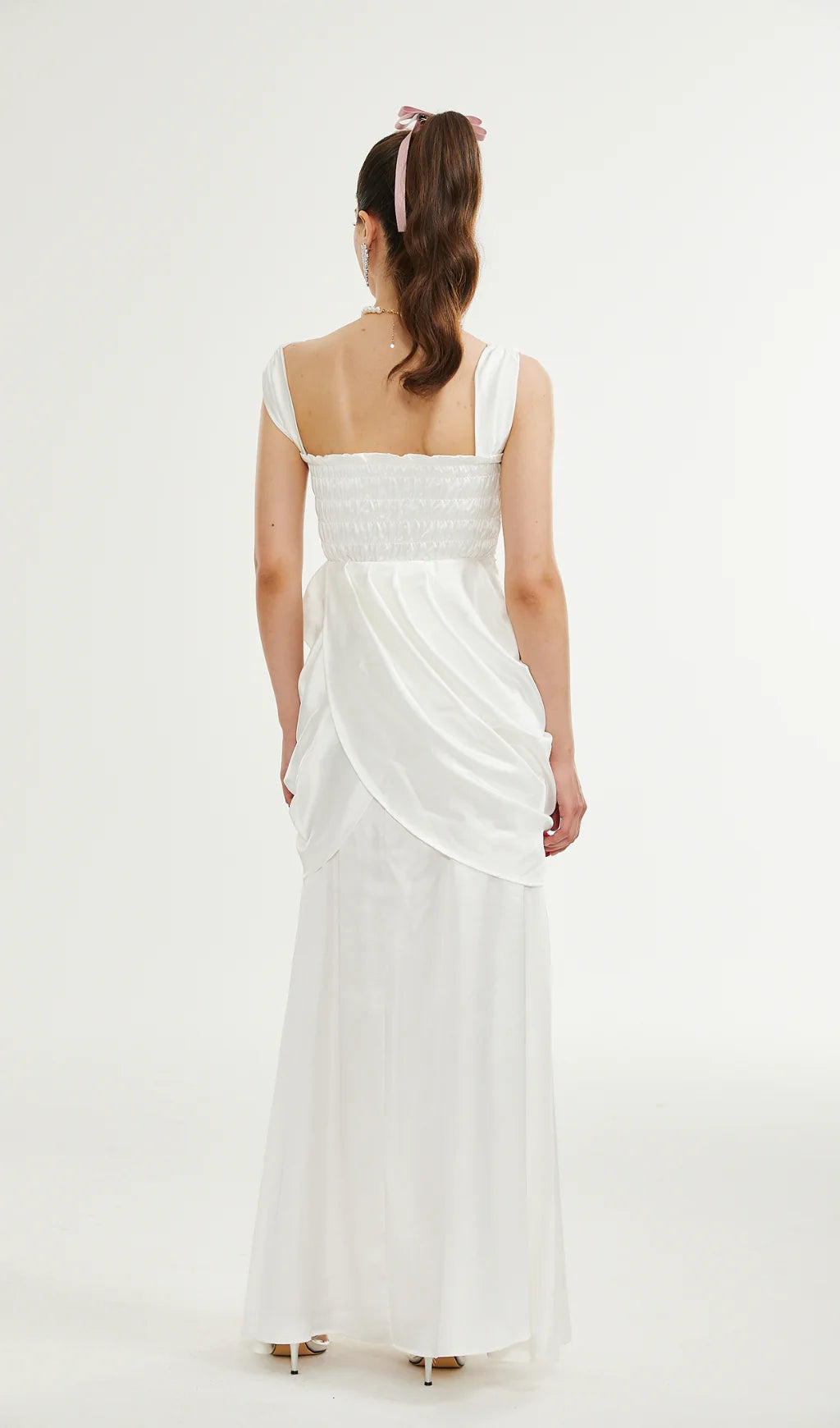 Robe de bal plissée à bretelles et motif de roses